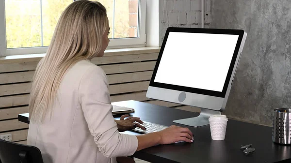 Çalışma alanı pencerenin yanında oturan ve bilgisayar kullanma office içinde iş kadın. Beyaz ekran. — Stok fotoğraf