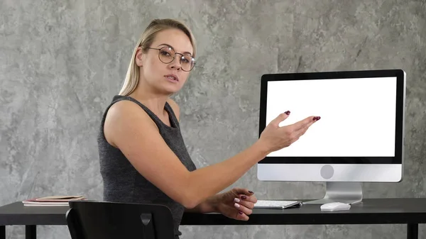 İş kadını ofiste bilgisayar ekranında gösteren kamera konuşuyor. Beyaz ekran. — Stok fotoğraf