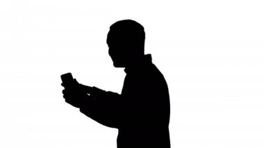 Kayıt blog, vlog, kastamonuda video genç akıllı rahat iş adamı yan görünüm siluet.