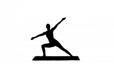 Siluet Sportif genç kadın yoga yapıyor..