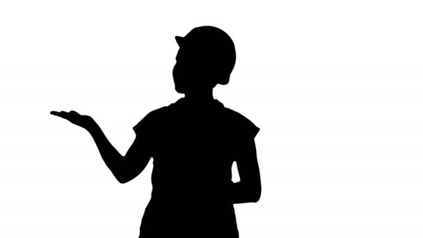 Silhouette Joven constructora mujer presentando mostrando el producto con las manos de los costados . — Vídeos de Stock