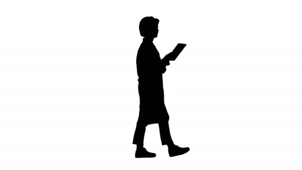 Silhouette ung tekniker inspekterar och göra nödvändiga anteckningar på digitala tablett. — Stockvideo