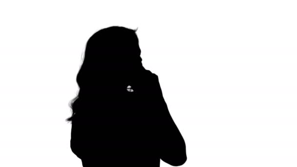 Silueta Žena mluví po telefonu. — Stock video