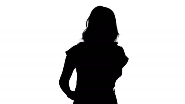 Silhouette Giovane donna che parla al cellulare mentre cammina. — Video Stock