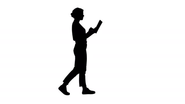 Silhouet Gelukkige vrouw wandelen met tablet. — Stockvideo