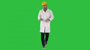 Master Oluşturucu mühendis adam var olumlu konuşuyor kamera sunu Chroma anahtar yeşil ekran.