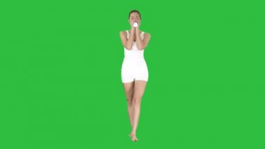 Yürüyüş ve yeşil ekranda Chroma Key kahve içme kadın.