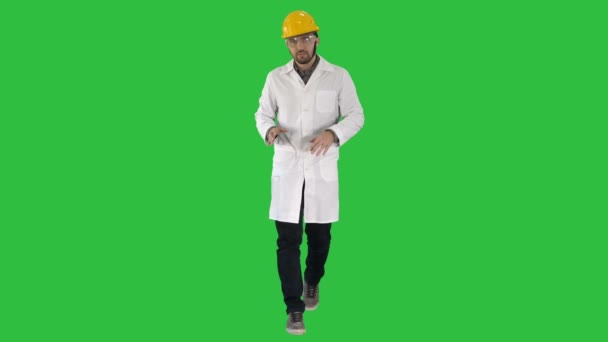 Master Constructor Engineer Man hanno una presentazione positiva della fotocamera parlante su uno schermo verde, chiave cromatica . — Video Stock