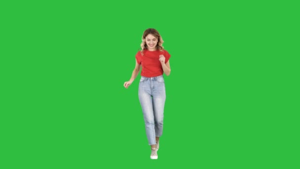 Feliz mujer divertida corriendo en una pantalla verde, Clave de croma . — Vídeos de Stock