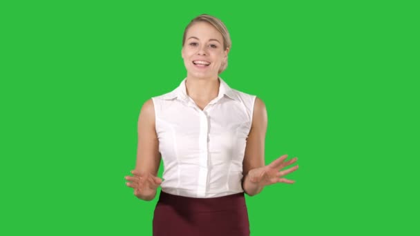 Glücklich charmante Europäerin, die breit in die Kamera lächelt und auf einem grünen Bildschirm spricht, Chroma-Schlüssel. — Stockvideo