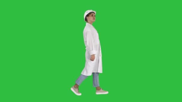 Ingenjören kvinna promenader och kontrollera objektet på en grön skärm, Chroma Key. — Stockvideo