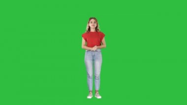 Tam uzunlukta vurdu. Casual büyüleyici kadın sunum puching hayali düğme üstünde hayali perde üstünde a yeşil perde, Chroma Key. 4 k çözünürlüklü profesyonel vurulmuş. 006. sen-ebilmek kullanma o örneğin,