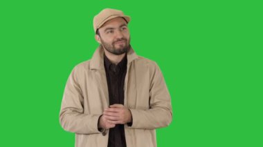Düşünceli yakışıklı genç bir yeşil ekranında, Chroma Key harika bir fikri vardır.