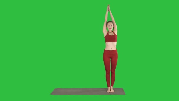 Vrouw beoefenen van yoga, permanent in uitgebreide zijhoek oefening Utthita parsvakonasana pose op een groen scherm, Chromakey. — Stockvideo