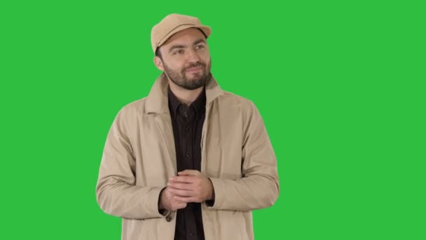 Guapo joven reflexivo hombre tiene una idea maravillosa en una pantalla verde, Chroma Key . — Vídeos de Stock