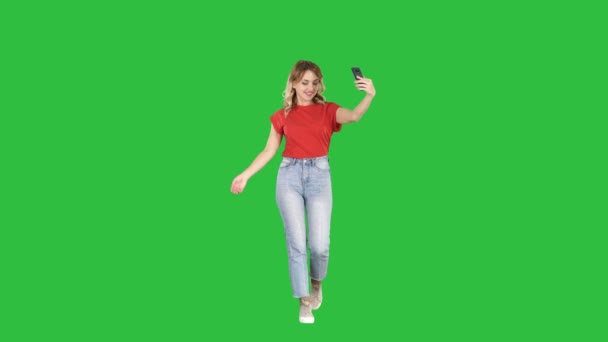 Alegre joven hipster chica streaming de vídeo para el blog de Internet mientras camina en una pantalla verde, Chroma Key . — Vídeos de Stock