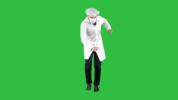 Üniformasını giymekte ve bir maske takarak Doktor Chroma anahtar yeşil ekran komik bir biçimde yürüyor. — Stok video