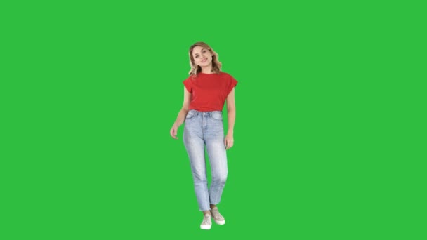 Mulher sorridente bonita com pele limpa, maquiagem natural e dentes brancos em uma tela verde, Chroma Key . — Vídeo de Stock