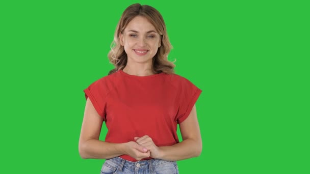 Mulher bonita apresentando algo com as mãos mostrando de sua esquerda e direita em uma tela verde, Chroma Key . — Vídeo de Stock