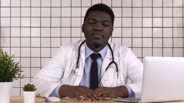 Joven médico en su lugar de trabajo sonriendo . — Vídeos de Stock