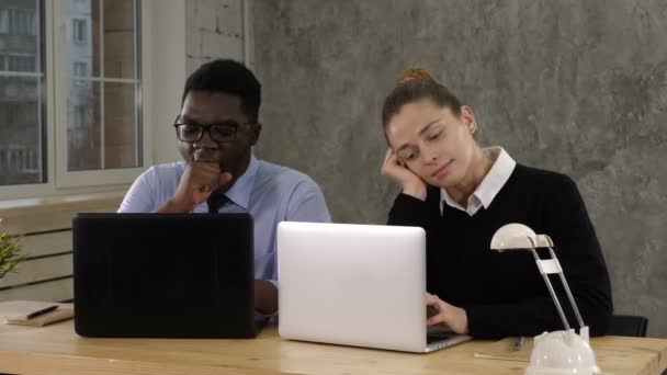 Frau mit ihrem Chef im Büro müde — Stockvideo