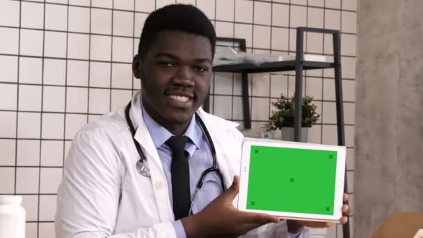 Dolly Shot Smiling Medico Che Presenta Prodotto Computer Tablet Display — Video Stock