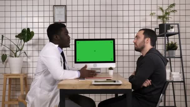 컴퓨터의 화면으로 의사가 환자에 컴퓨터에 기록을 보여주는 화면에서 가리키고 화이트 — 비디오
