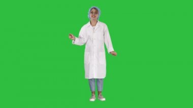 Genç doktor kadın kamera için çok duygusal bir şekilde yeşil ekranda Chroma Key söz..