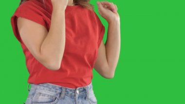 Yakın çekim. Kırmızı t-shirt yapma hareketleri Chroma anahtar yeşil ekranda telefonda konuşurken kadında. 4 k çözünürlüklü profesyonel vurulmuş. 006. sen-ebilmek kullanma o bir örneğin ticari video, işinizde