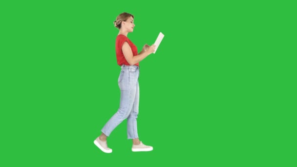 Mujer feliz caminando con la tableta en una pantalla verde, Clave de croma . — Vídeos de Stock