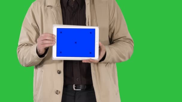 Mani maschili che tengono compressa con mockup schermo blu su uno schermo verde, Chroma Key . — Video Stock