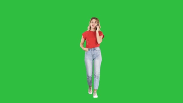 Woman in casual walking and talking on the phone on a Green Screen, Chroma Key. — Stock Video
