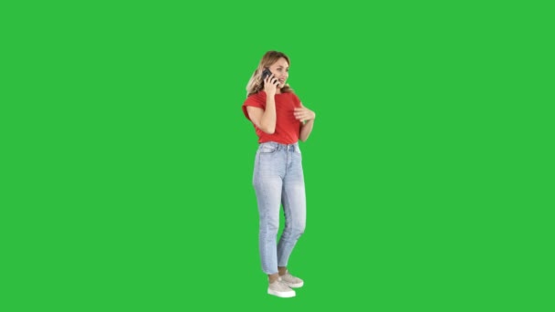 Ung kvinna talar på mobiltelefon på en grön skärm, Chroma Key. — Stockvideo