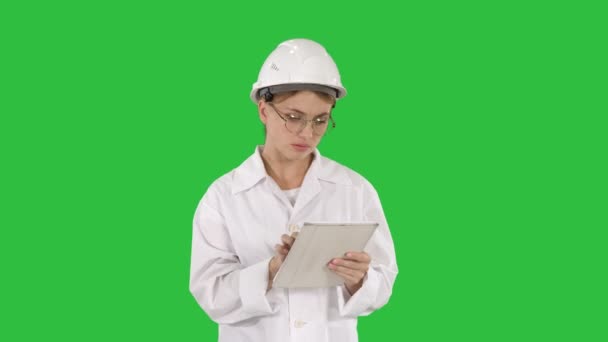 クロマキー グリーン画面で彼女のタブレットを使用して物思いにふける、思いやりのある若いエンジニア. — ストック動画