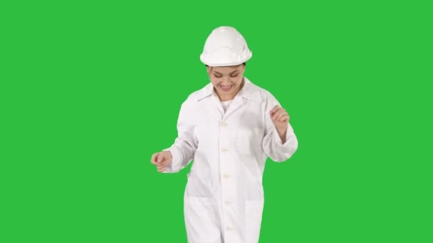 Kvinnlig ingenjör dansar på en grön skärm, Chroma Key. — Stockvideo
