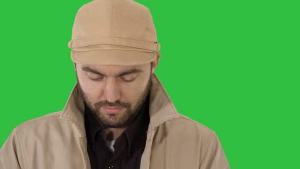 Tvář muže v příkopu na zelené obrazovce, Chroma Key při pohledu na jeho smartphone. — Stock video