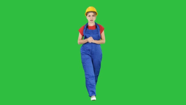 Eine Bauarbeiterin spricht selbstbewusst mit der Kamera auf einem grünen Bildschirm, Chroma-Schlüssel. — Stockvideo