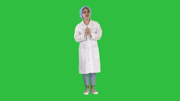 Sonriente mujer médica linda hablando con la cámara en una pantalla verde, Clave de croma . — Vídeos de Stock