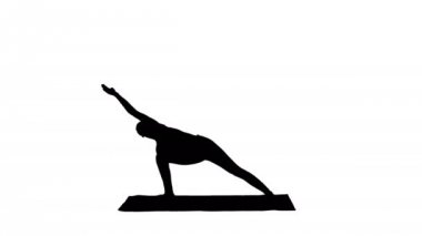 Siluet genç kadın pratik yoga, Utthita parsvakonasana egzersiz yaparak bitirir.