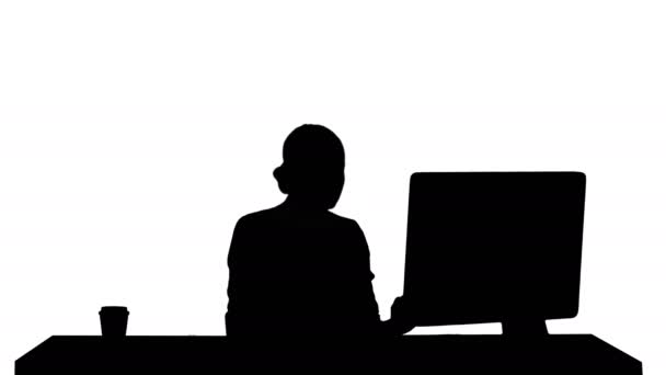 Silhouet Mooie blonde vrouw werken op de computer. — Stockvideo