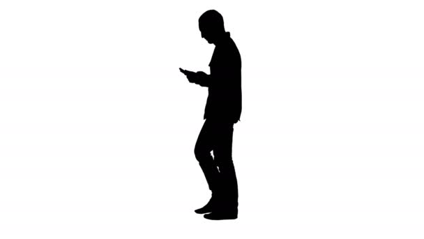 Silhouette Homme sérieux confiant marchant et travaillant en tablette. — Video