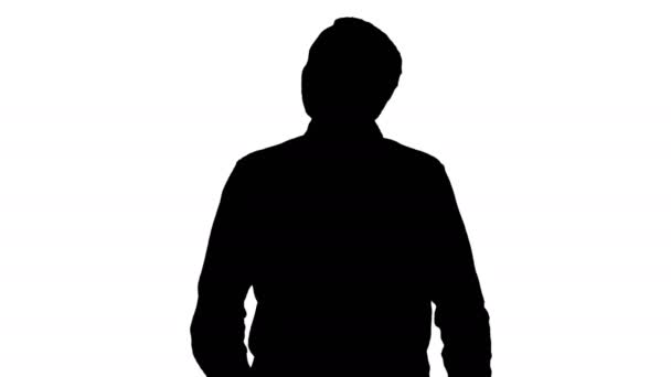 Silhouette Felice giovane uomo guardando in alto mentre cammina. — Video Stock