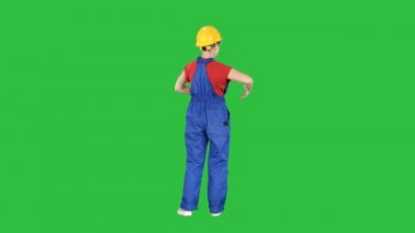 Genç kadın inşaat worket anlamlı jestleri crawd için Chroma anahtar yeşil ekran konuşmayı yapıyor.