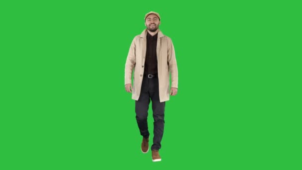 Bello uomo in abiti alla moda a piedi e sorridente su uno schermo verde, Chroma Key . — Video Stock