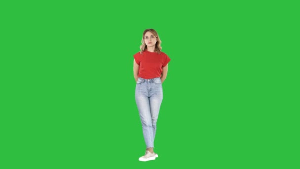 Chica joven escuchando algo con atención en una pantalla verde, Chroma Key . — Vídeos de Stock