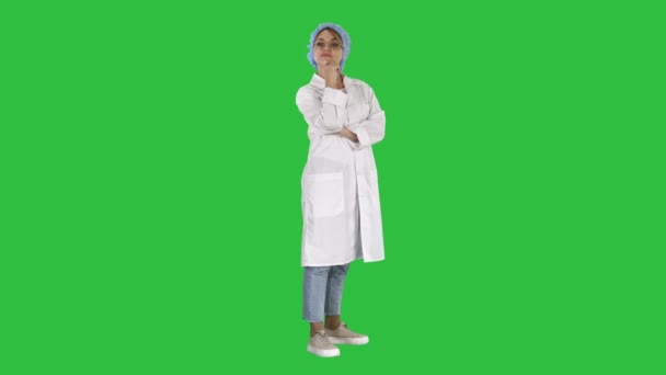 Chroma anahtar yeşil ekran gülümseyen kendine güvenen genç kadın doktor silah ile ayakta geçti. — Stok video