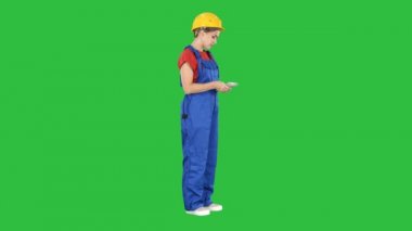 Mutlu genç Oluşturucu bir yeşil ekranında, Chroma Key parasını sayma.