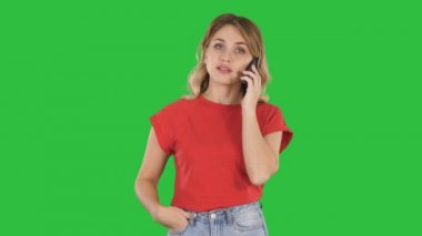 Genç kadın bir yeşil ekranda Chroma Key yürürken cep telefonunuzun söz.