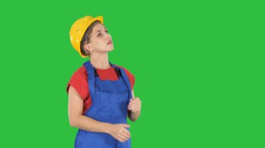 Chroma anahtar yeşil ekran hayran ararken mühendis inşaat işçisi kadın.