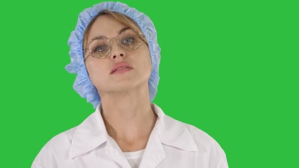 Arts vrouw gaande van een Green Screen, Chroma Key. — Stockvideo